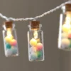 10er LED-Lichterkette mit Glasfläschchen & Pastell-Pompoms warmweiß/pastellbunt