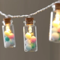 10er LED-Lichterkette mit Glasfläschchen & Pastell-Pompoms warmweiß/pastellbunt