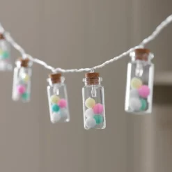 10er LED-Lichterkette mit Glasfläschchen & Pastell-Pompoms warmweiß/pastellbunt