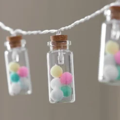 10er LED-Lichterkette mit Glasfläschchen & Pastell-Pompoms warmweiß/pastellbunt