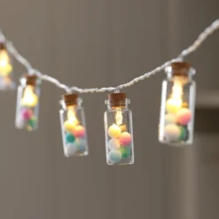 10er LED-Lichterkette mit Glasfläschchen & Pastell-Pompoms warmweiß/pastellbunt