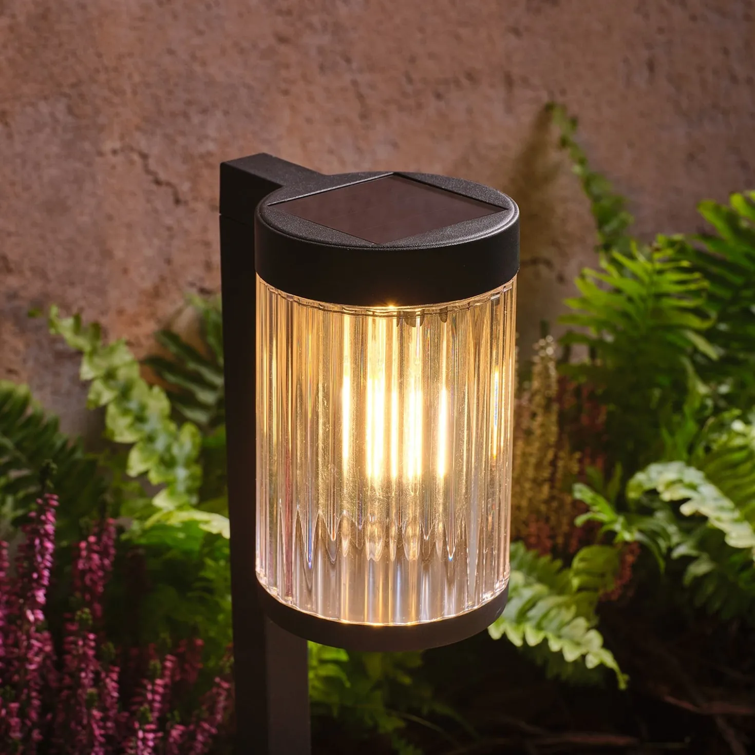 2er Set Holkham Solar‑Wegleuchten mit Erdspieß in Riffeloptik, Warmweiß/Schwarz