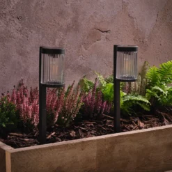 2er Set Holkham Solar‑Wegleuchten mit Erdspieß in Riffeloptik, Warmweiß/Schwarz
