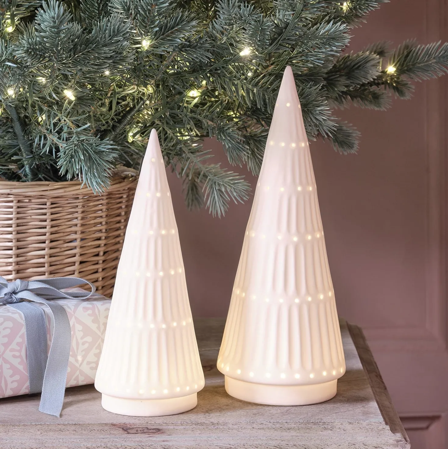 2er Set LED Keramik Weihnachtsbäume weiß