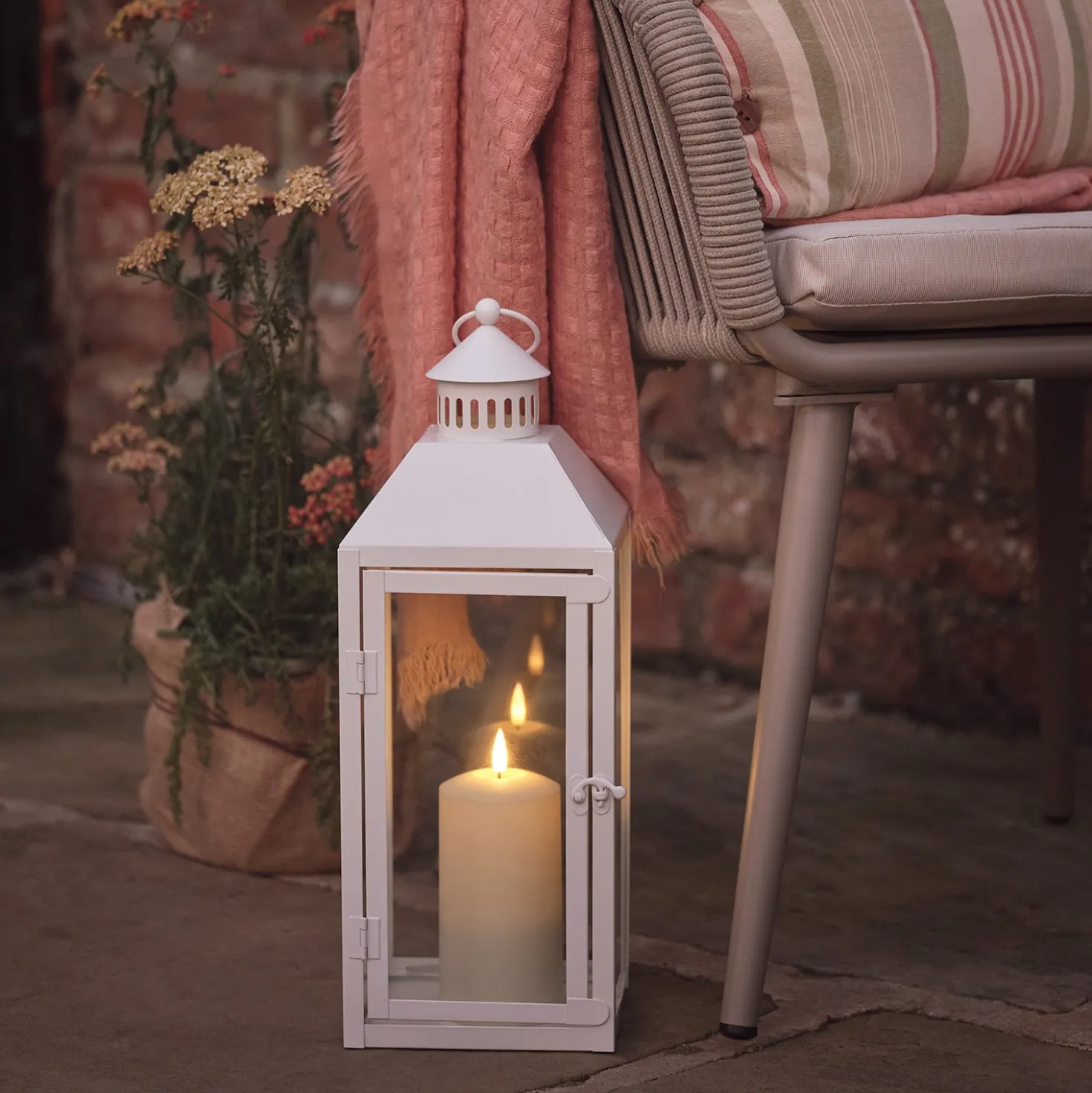 2er Set Perth Metall Laternen weiß mit TruGlow® Outdoor Kerzen mit Fernbedienung