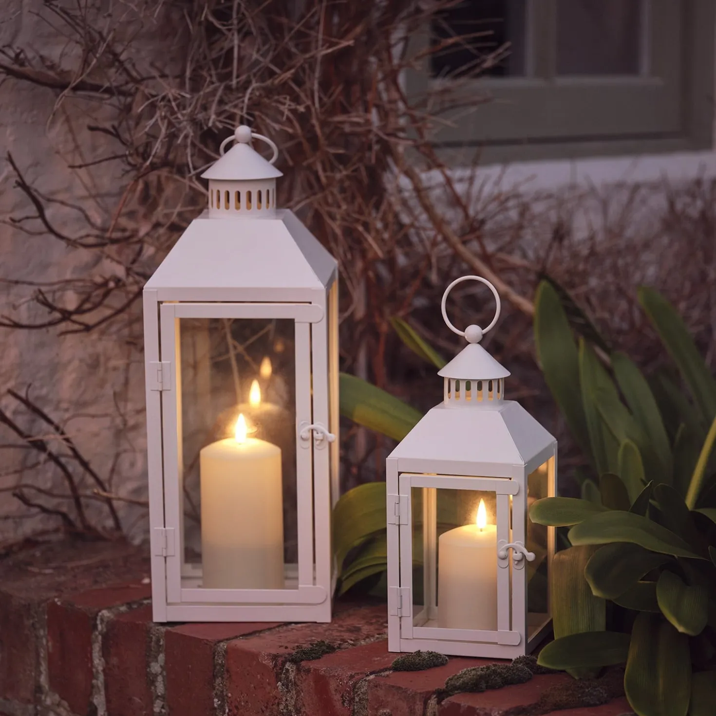 2er Set Perth Metall Laternen weiß mit TruGlow® Outdoor Kerzen mit Fernbedienung