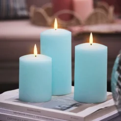 3er Set Rustikale hellblaue TruGlow® LED-Kerzen aus Echtwachs mit Fernbedienung