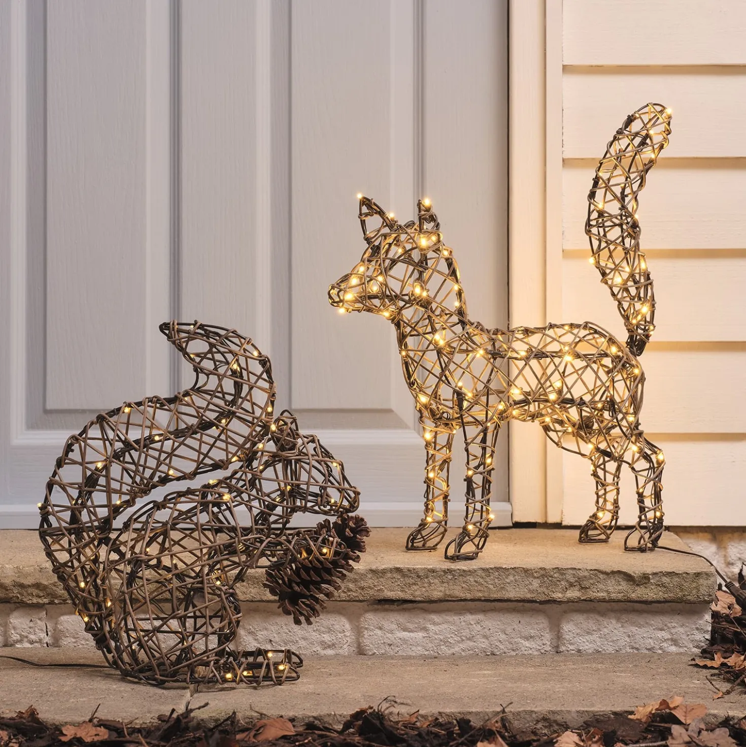 2er-Set Sherwood Rattan LED-Gartenfiguren Fuchs & Eichhörnchen mit 160 LEDs & Timer