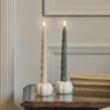 4er Set TruGlow® gedrehte Echtwachs-LED‑Stabkerzen mit 2 Keramik-Kürbis-Kerzenhaltern & Fernbedienung