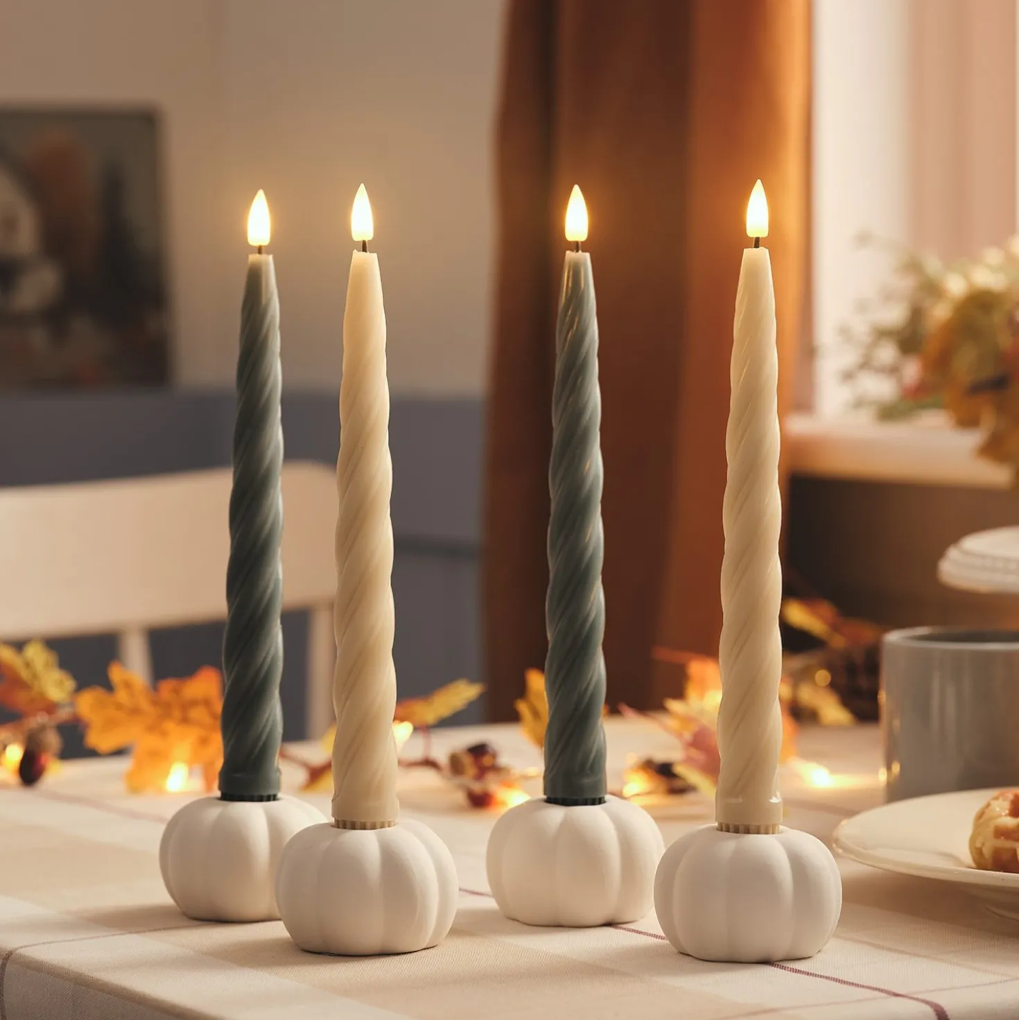 4er Set TruGlow® gedrehte Echtwachs-LED‑Stabkerzen mit 2 Keramik-Kürbis-Kerzenhaltern & Fernbedienung
