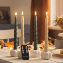 4er Set TruGlow® gedrehte Echtwachs-LED‑Stabkerzen mit 2 Keramik-Kürbis-Kerzenhaltern & Fernbedienung