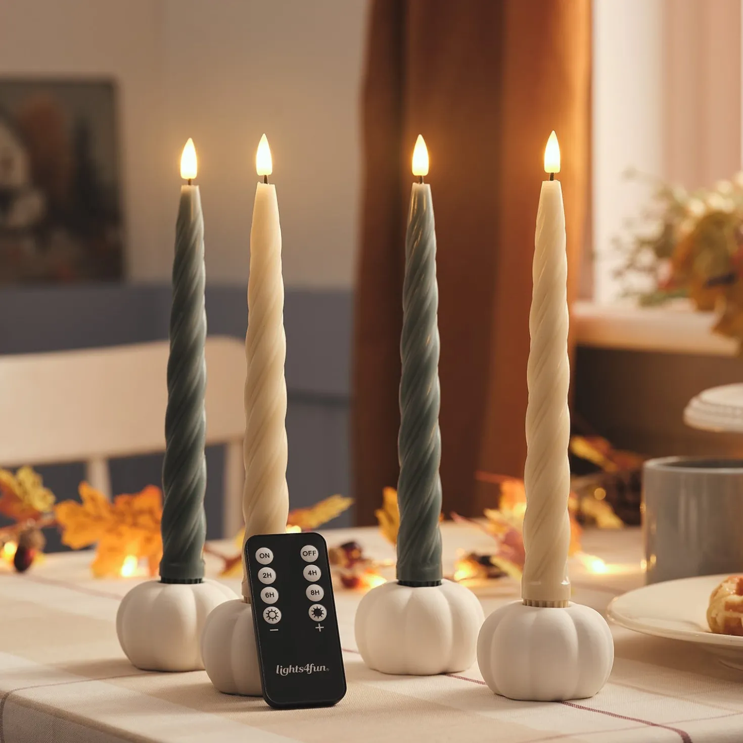 4er Set TruGlow® gedrehte Echtwachs-LED‑Stabkerzen mit 2 Keramik-Kürbis-Kerzenhaltern & Fernbedienung