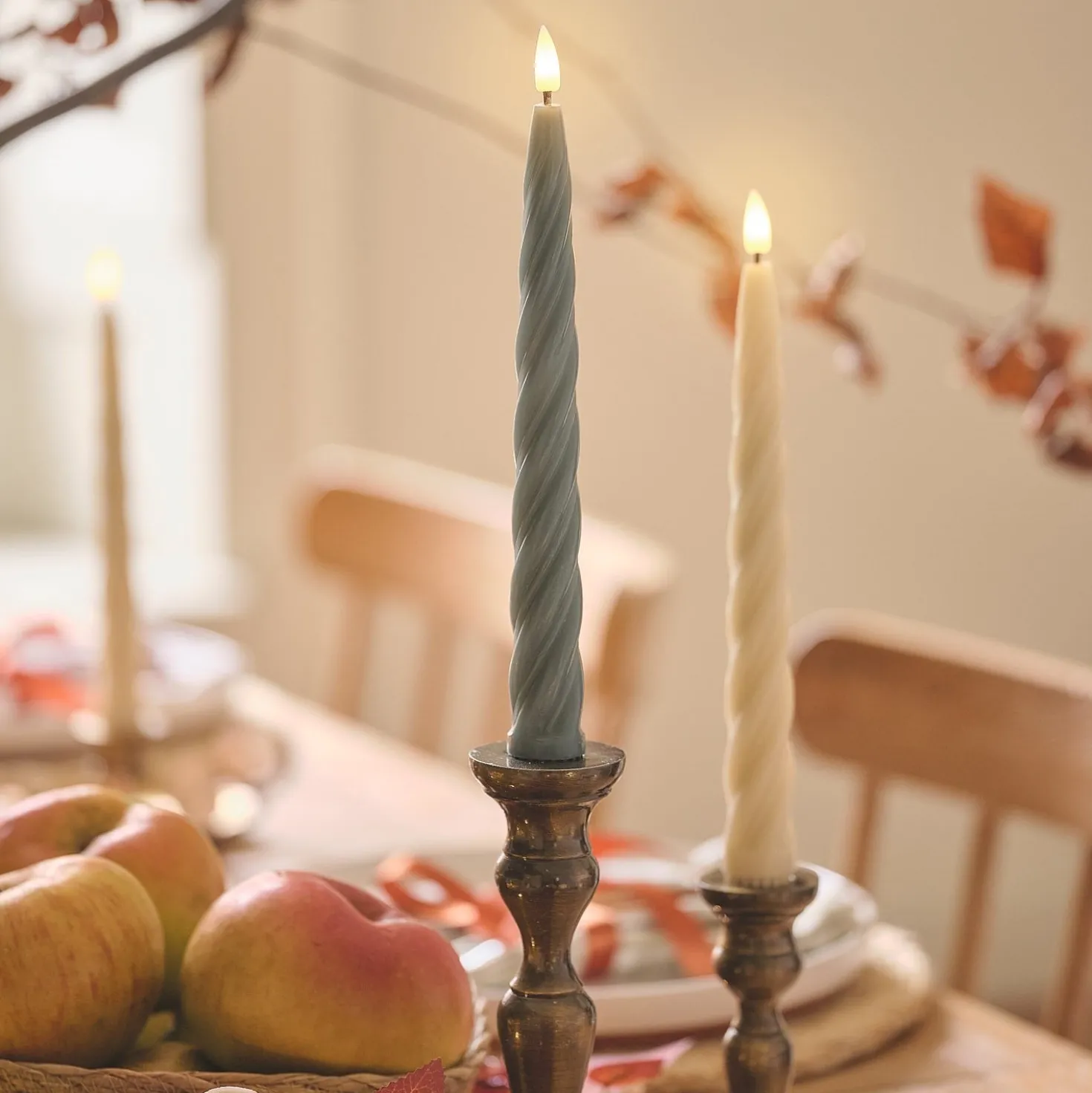 4er Set TruGlow® gedrehte Echtwachs-LED‑Stabkerzen mit 2 Keramik-Kürbis-Kerzenhaltern & Fernbedienung