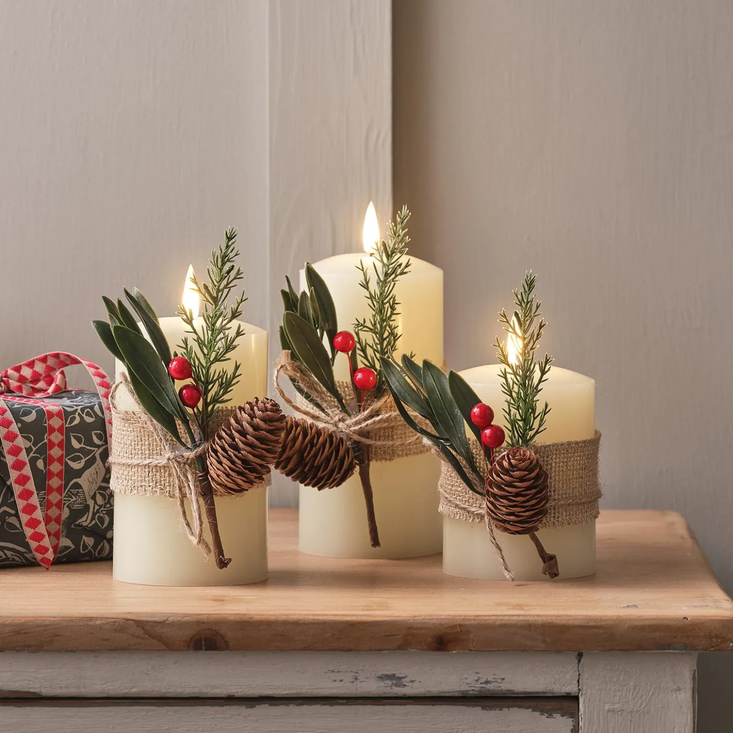 3er Set TruGlow® LED Kerzen Echtwachs mit Winterlaub