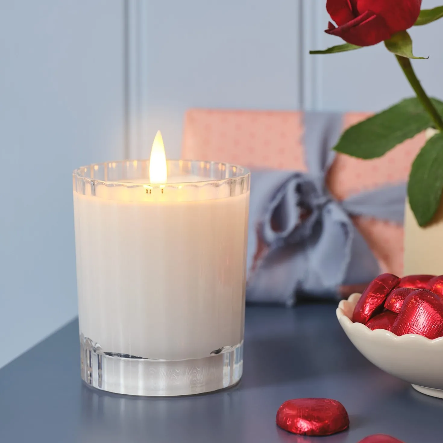 2er Set TruGlow® LED-Kerzen im geriffelten Glas mit Fernbedienung in Weiß