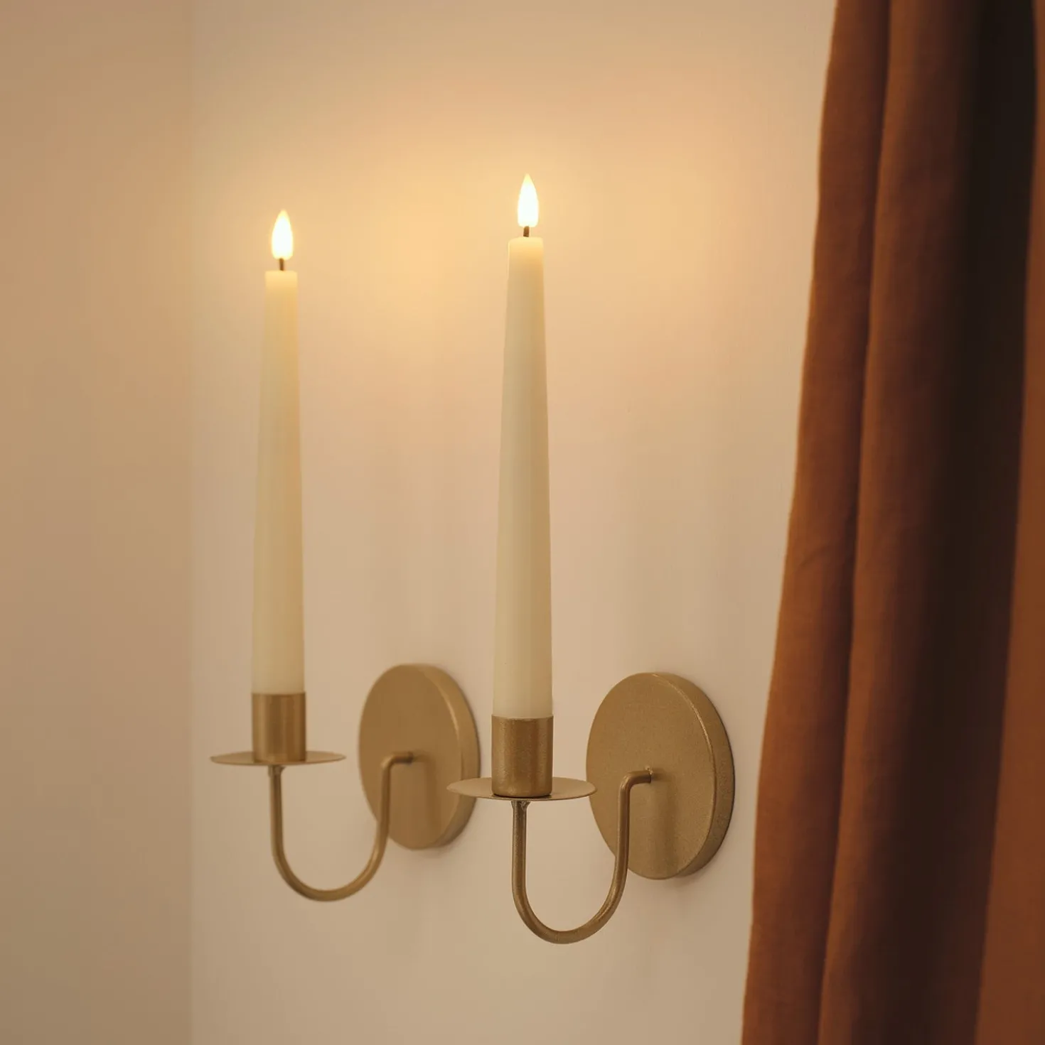 2er Set TruGlow® LED-Stabkerzen mit Wandhaltern & Fernbedienung