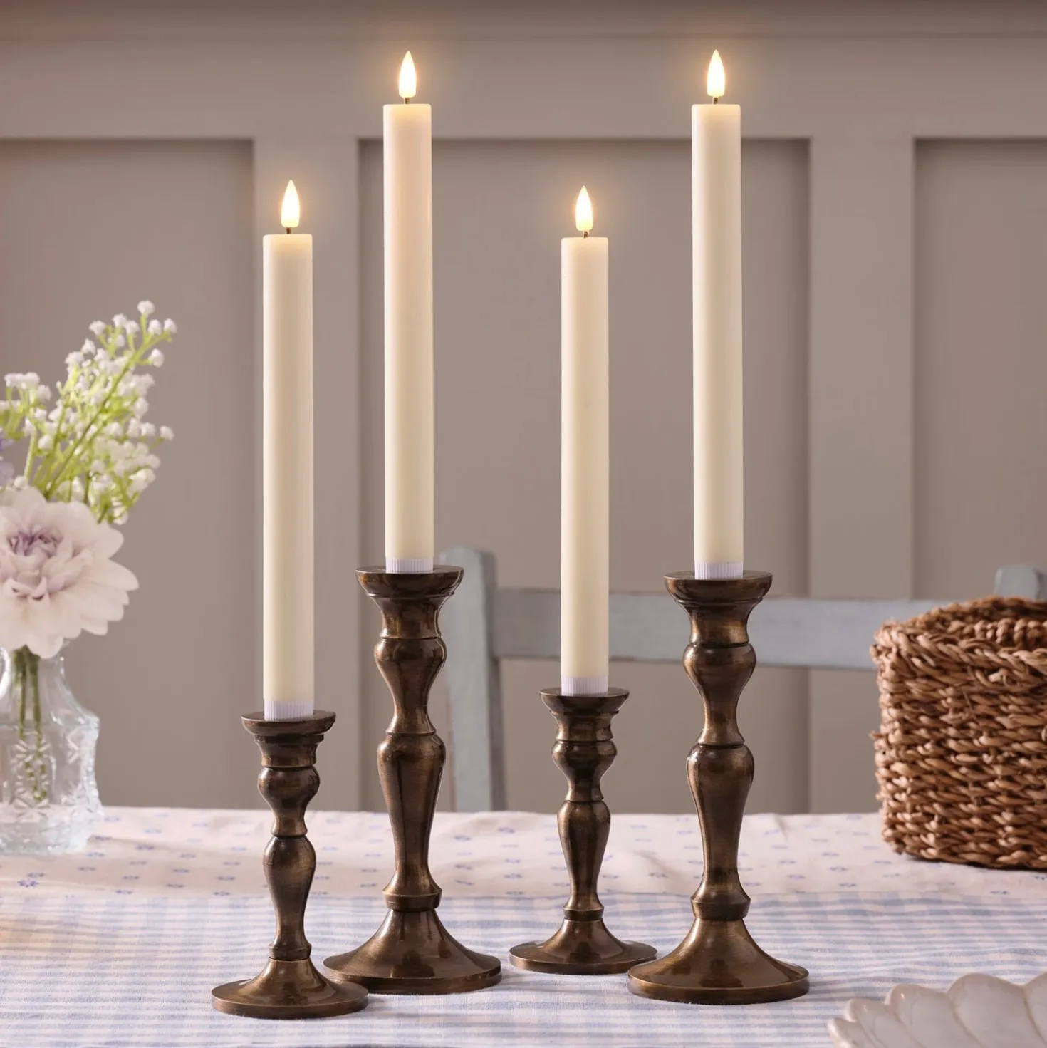 4er Set TruGlow® LED Stabkerzen Echtwachs elfenbeinfarben wiederaufladbar mit Fernbedienung