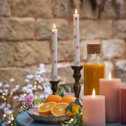 2er Set TruGlow® LED Stabkerzen aus Echtwachs mit Blumenmuster & Fernbedienung