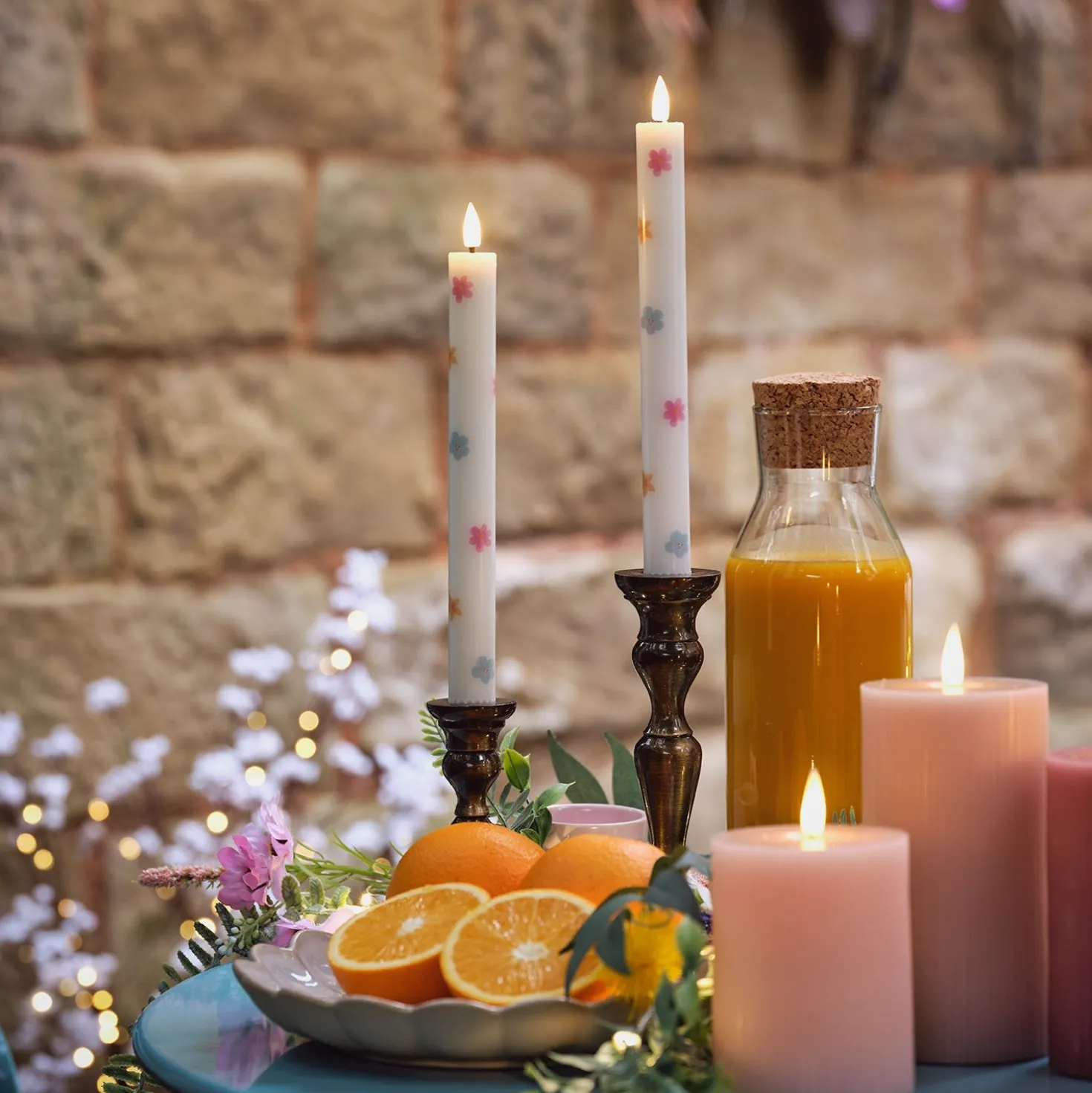 2er Set TruGlow® LED Stabkerzen aus Echtwachs mit Blumenmuster & Fernbedienung