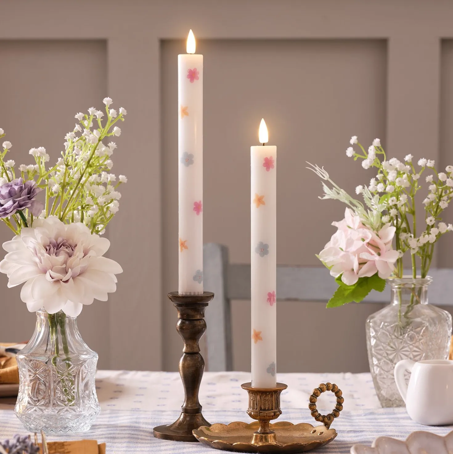 2er Set TruGlow® LED Stabkerzen aus Echtwachs mit Blumenmuster & Fernbedienung