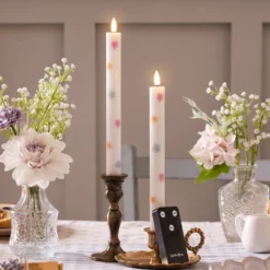 2er Set TruGlow® LED Stabkerzen aus Echtwachs mit Blumenmuster & Fernbedienung