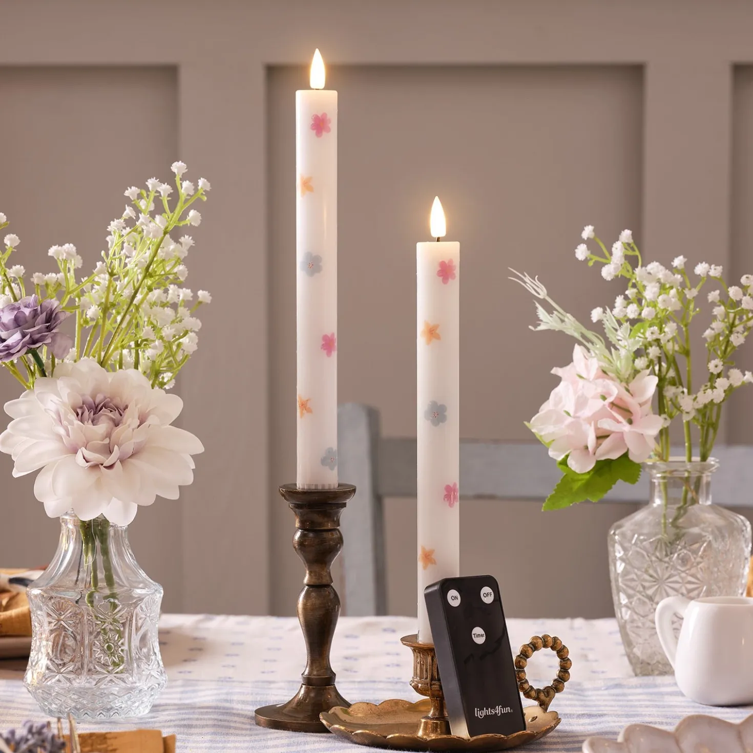 2er Set TruGlow® LED Stabkerzen aus Echtwachs mit Blumenmuster & Fernbedienung