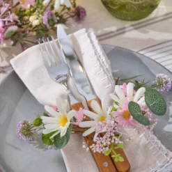 Frühlings-Kerzenring „Daisy Dreams“ mit Gänseblümchen & Wildblumen