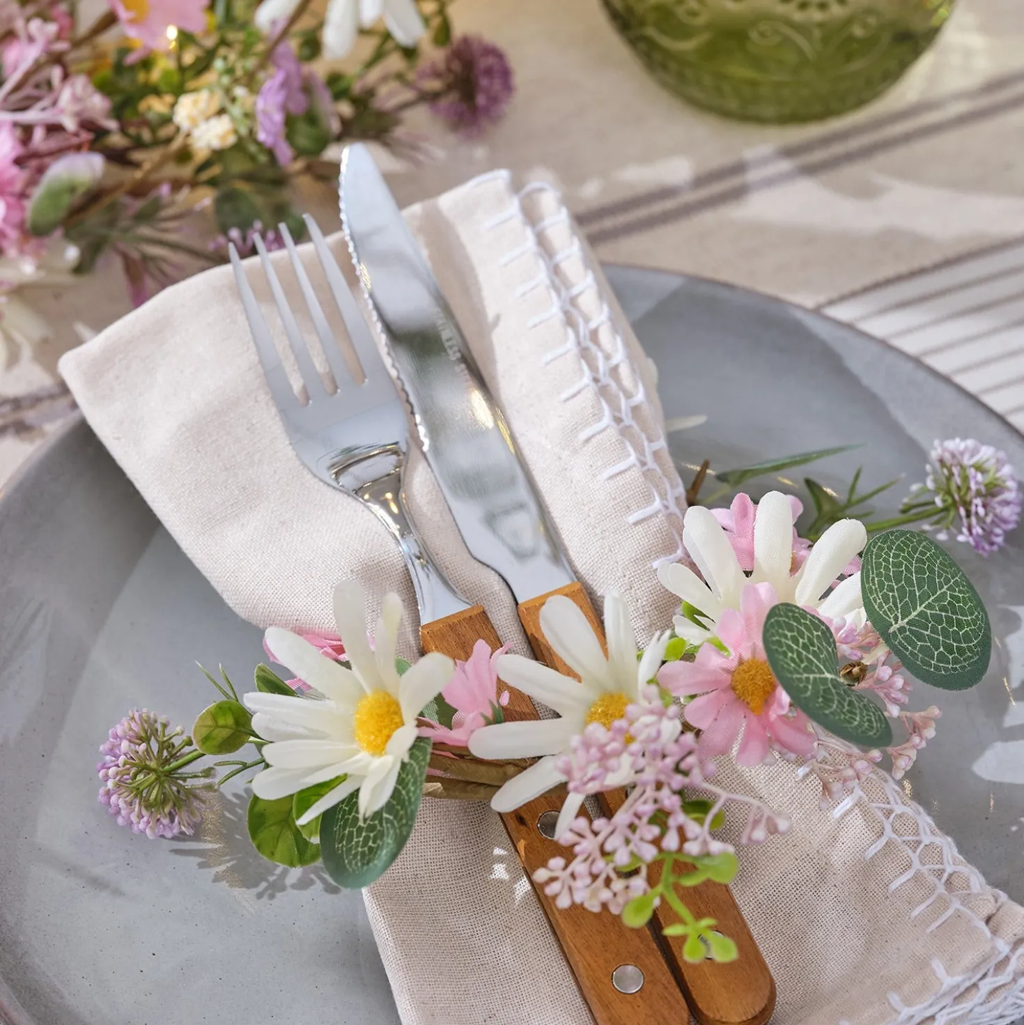 Frühlings-Kerzenring „Daisy Dreams“ mit Gänseblümchen & Wildblumen