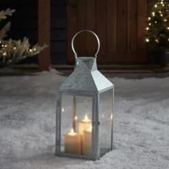 Große Hayle Outdoor Laterne aus verzinktem Stahl mit 3 TruGlow® Outdoor Kerzen