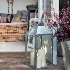 Große Hayle Outdoor Laterne aus verzinktem Stahl mit 3 TruGlow® Outdoor Kerzen