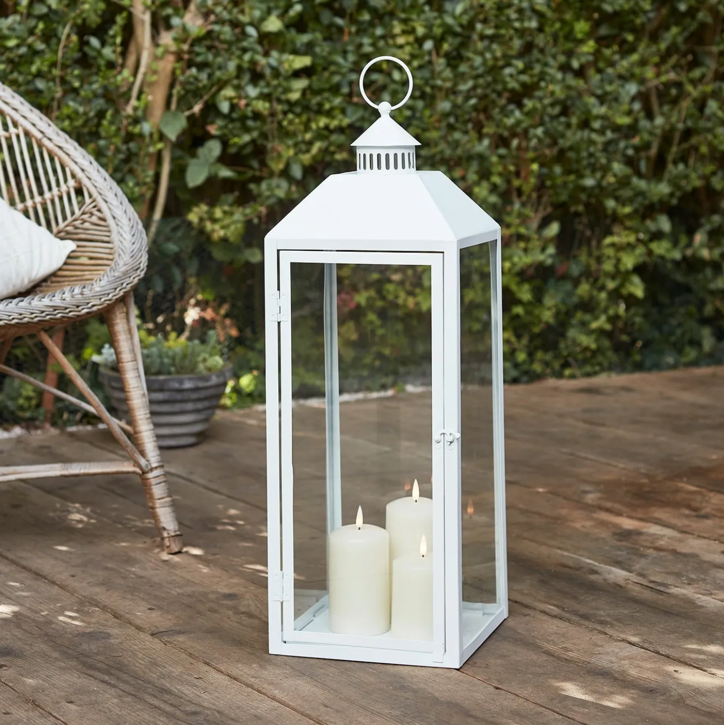 Große Perth Metall Laterne weiß mit 3 TruGlow® Outdoor Kerzen mit Fernbedienung