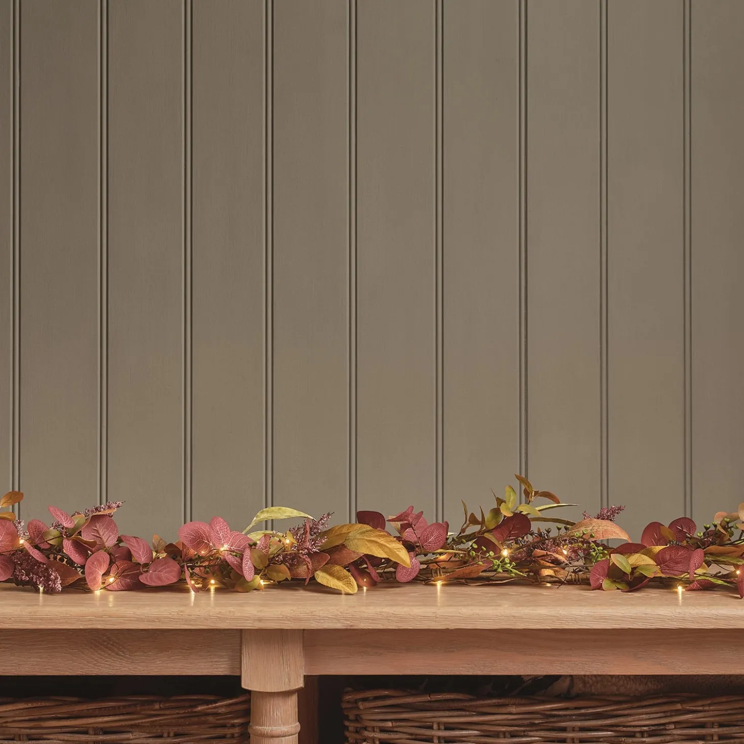 Herbstdeko-Set aus beleuchtetem Kranz & Girlande mit Laub