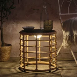 Hygge Solar-Beistelltisch in Flechtoptik mit dimmbarer Beleuchtung
