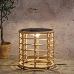 Hygge Solar-Beistelltisch in Flechtoptik mit dimmbarer Beleuchtung