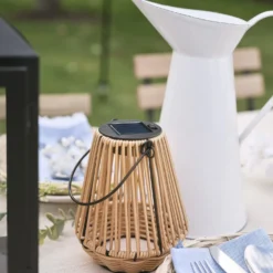 Hygge Solar-Laterne in Rattanoptik mit warmweißer LED