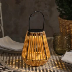 Hygge Solar-Laterne in Rattanoptik mit warmweißer LED
