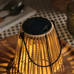 Hygge Solar-Laterne in Rattanoptik mit warmweißer LED