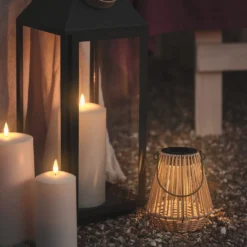 Hygge Solar-Laterne in Rattanoptik mit warmweißer LED