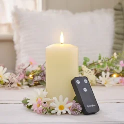 Kerzenring "Daisy Dreams" mit 15 cm TruGlow® LED‑Stumpenkerze in Pastell- & Elfenbeinfarben