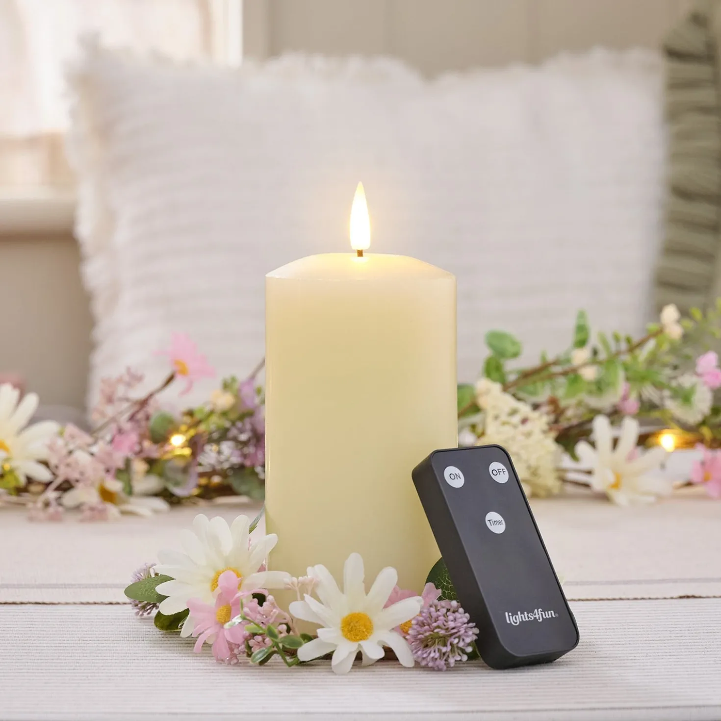 Kerzenring "Daisy Dreams" mit 15 cm TruGlow® LED‑Stumpenkerze in Pastell- & Elfenbeinfarben