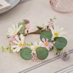 Kerzenring "Daisy Dreams" mit 15 cm TruGlow® LED‑Stumpenkerze in Pastell- & Elfenbeinfarben