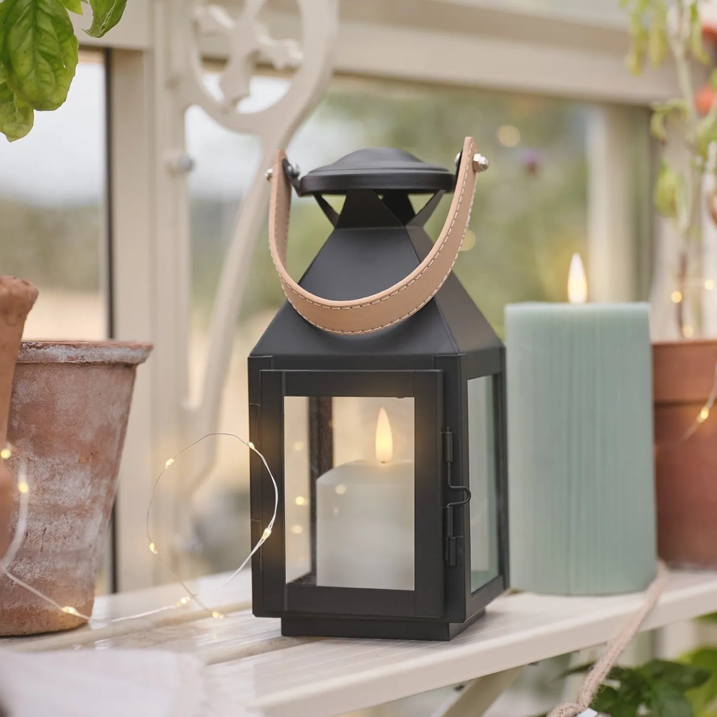 Kleine "Brixham" TruGlow® LED-Laterne mit Griff in Lederoptik