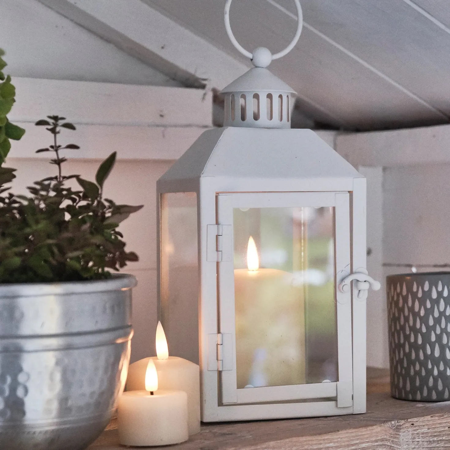 Kleine weiße "Perth" Gartenlaterne mit TruGlow® LED-Kerze