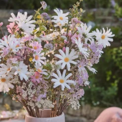 Künstlicher Frühlingsstrauß „Daisy Dreams“ mit pastellfarbenen Gänseblümchen 60cm