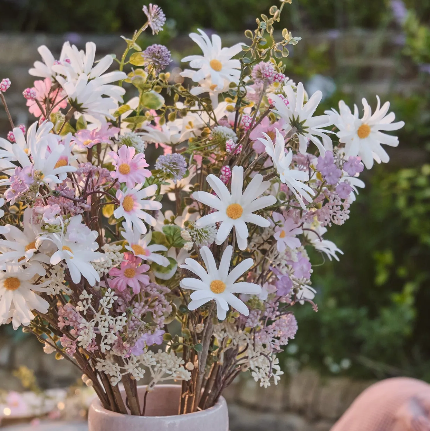 Künstlicher Frühlingsstrauß „Daisy Dreams“ mit pastellfarbenen Gänseblümchen 60cm