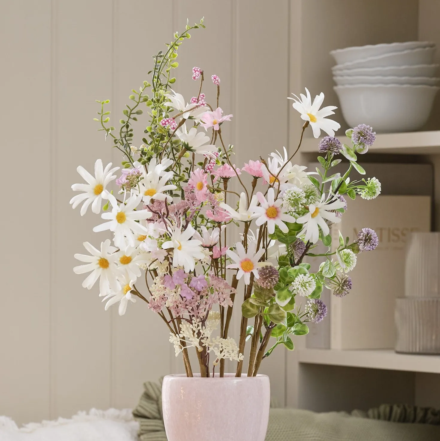 Künstlicher Frühlingsstrauß „Daisy Dreams“ mit pastellfarbenen Gänseblümchen 60cm