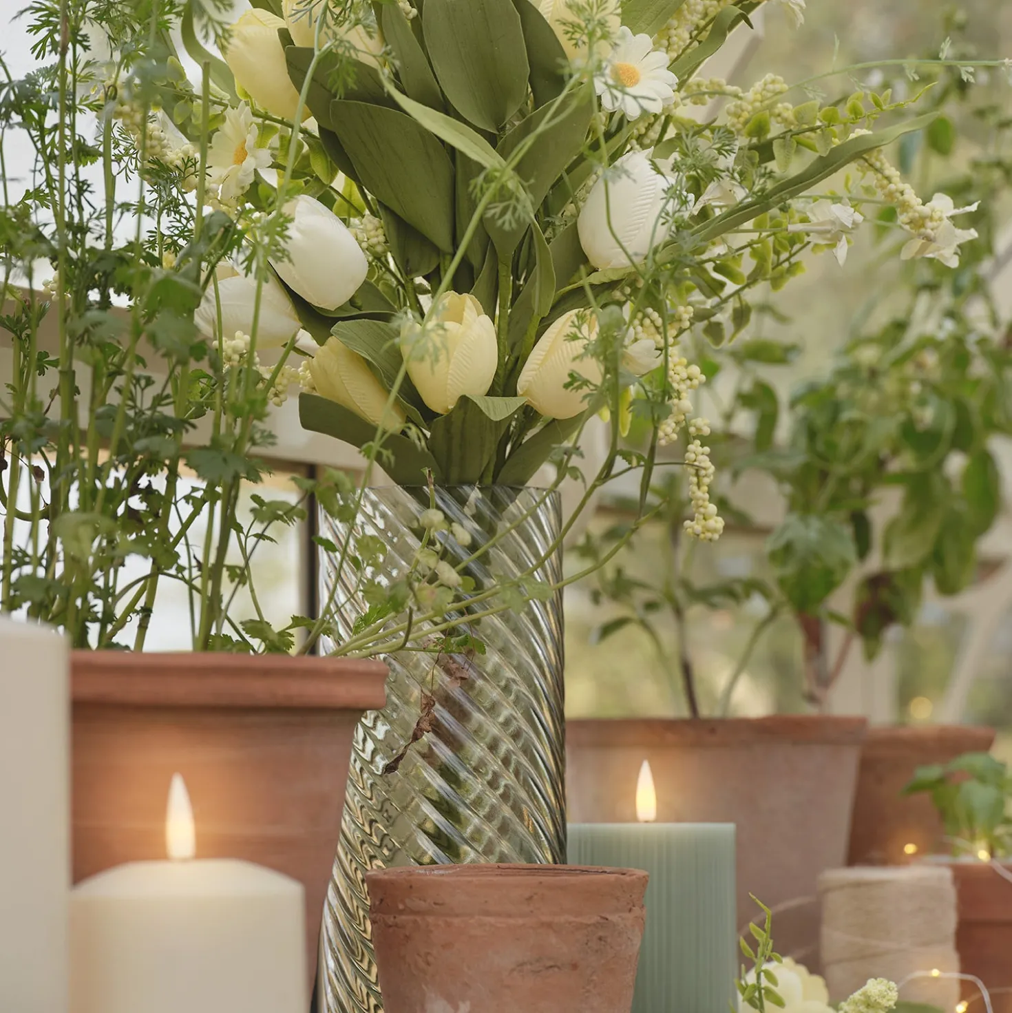 Künstlicher Tulpenstrauß mit Vase und Gänseblümchen in Buttergelb & Salbeigrün