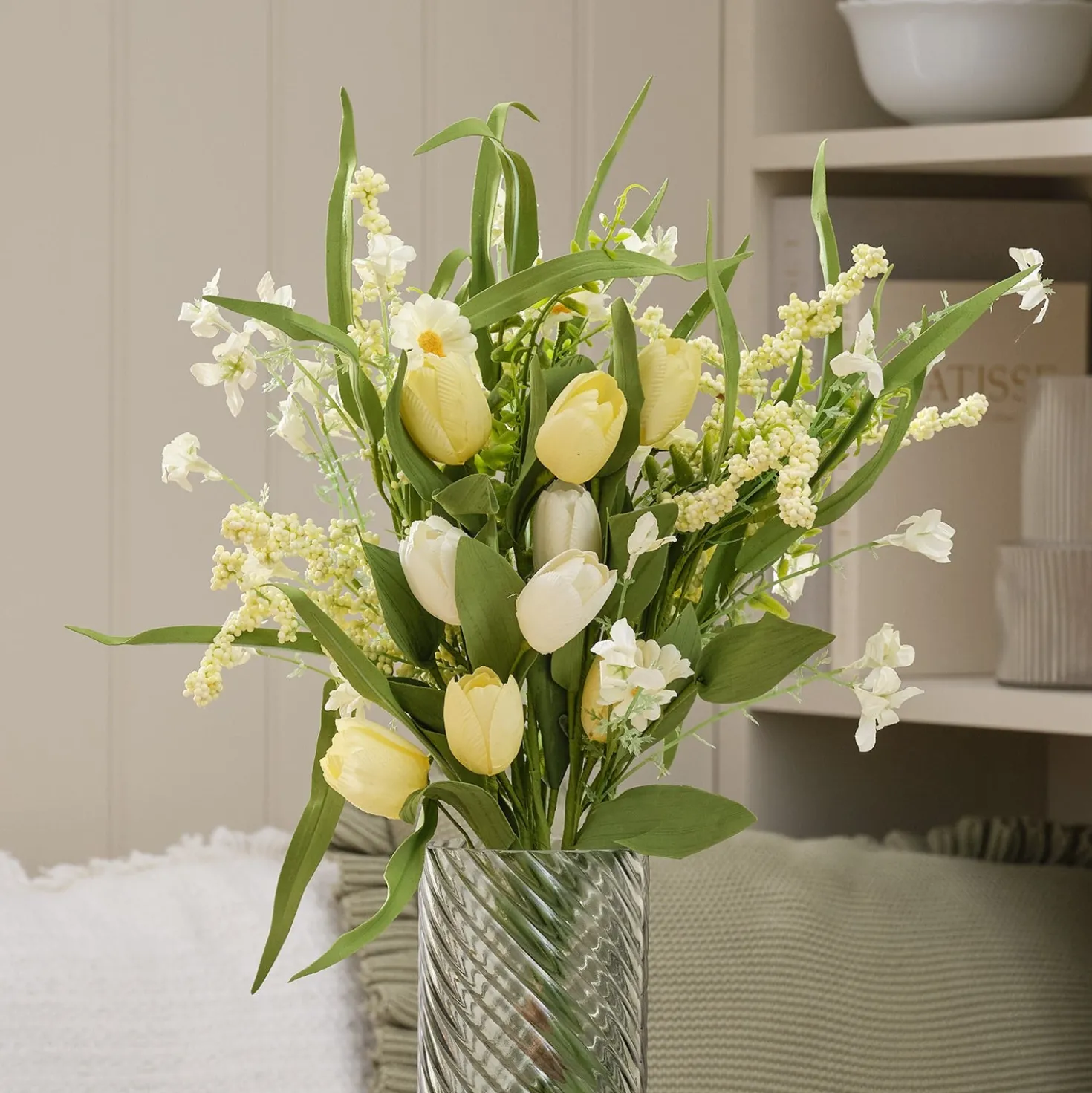 Künstlicher Tulpenstrauß mit Vase und Gänseblümchen in Buttergelb & Salbeigrün