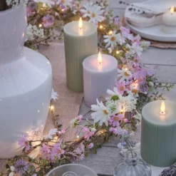 LED Blumengirlande mit pastellfarbenen Gänseblümchen