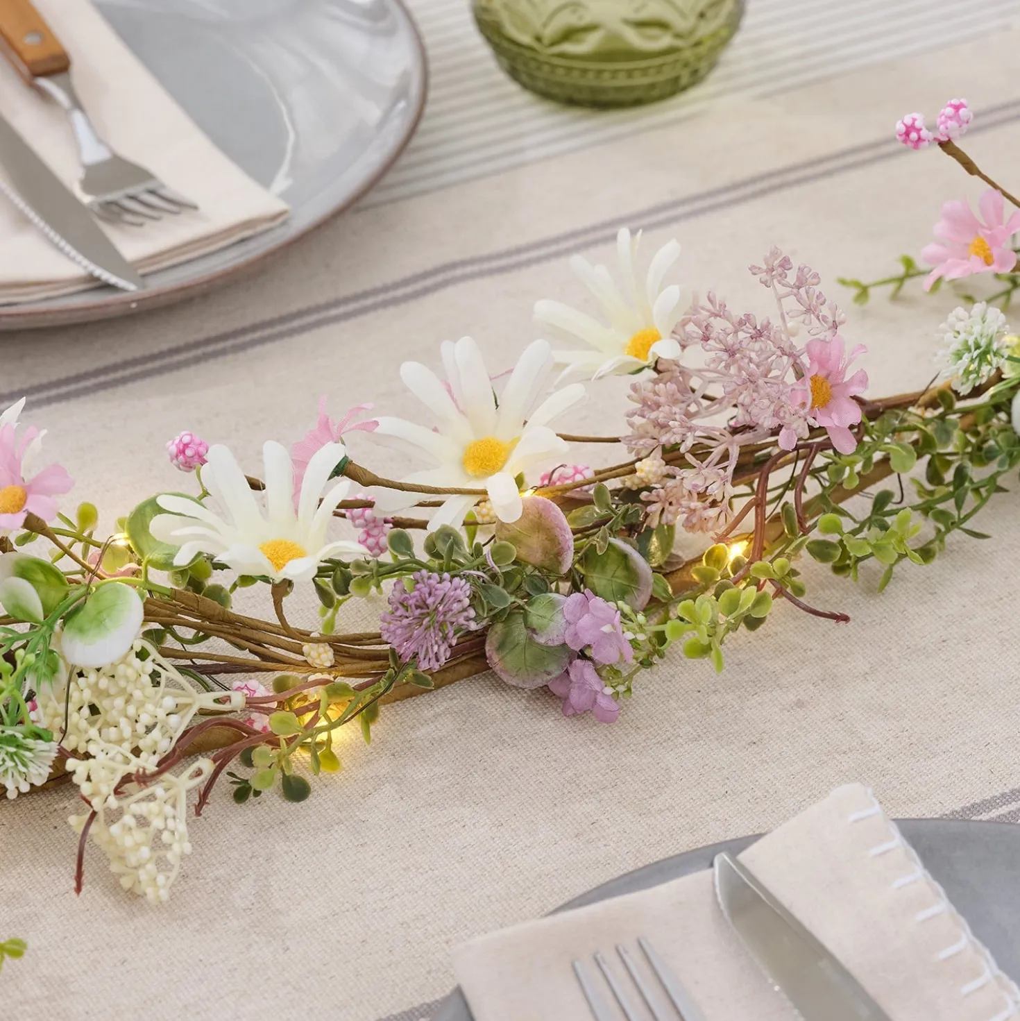 LED Blumengirlande mit pastellfarbenen Gänseblümchen